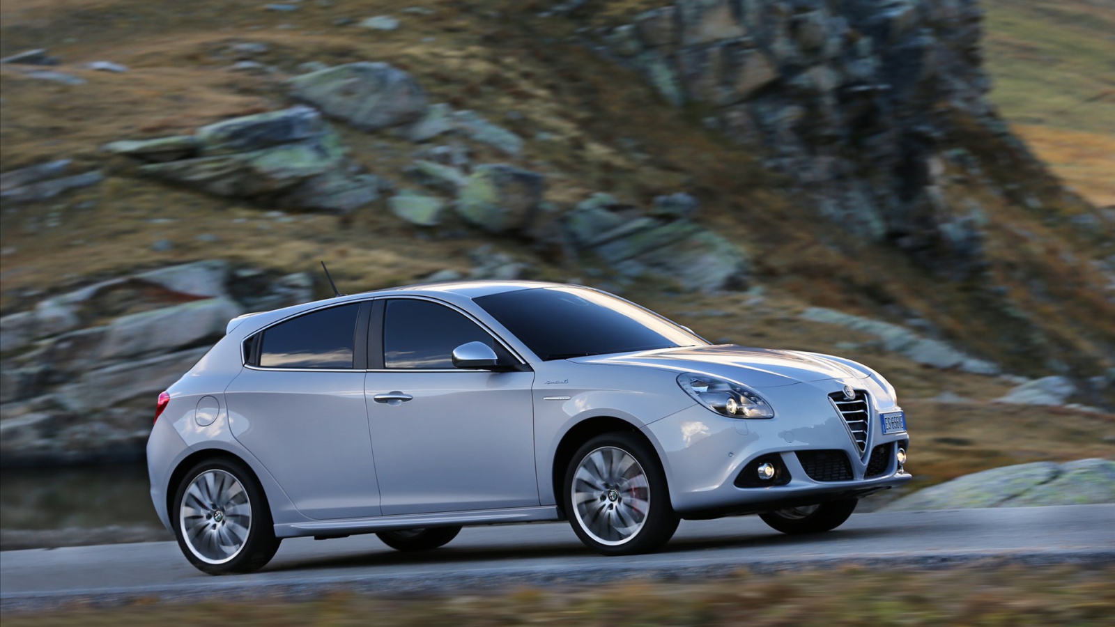 Красивый автомобиль Alfa Romeo giulietta 2014