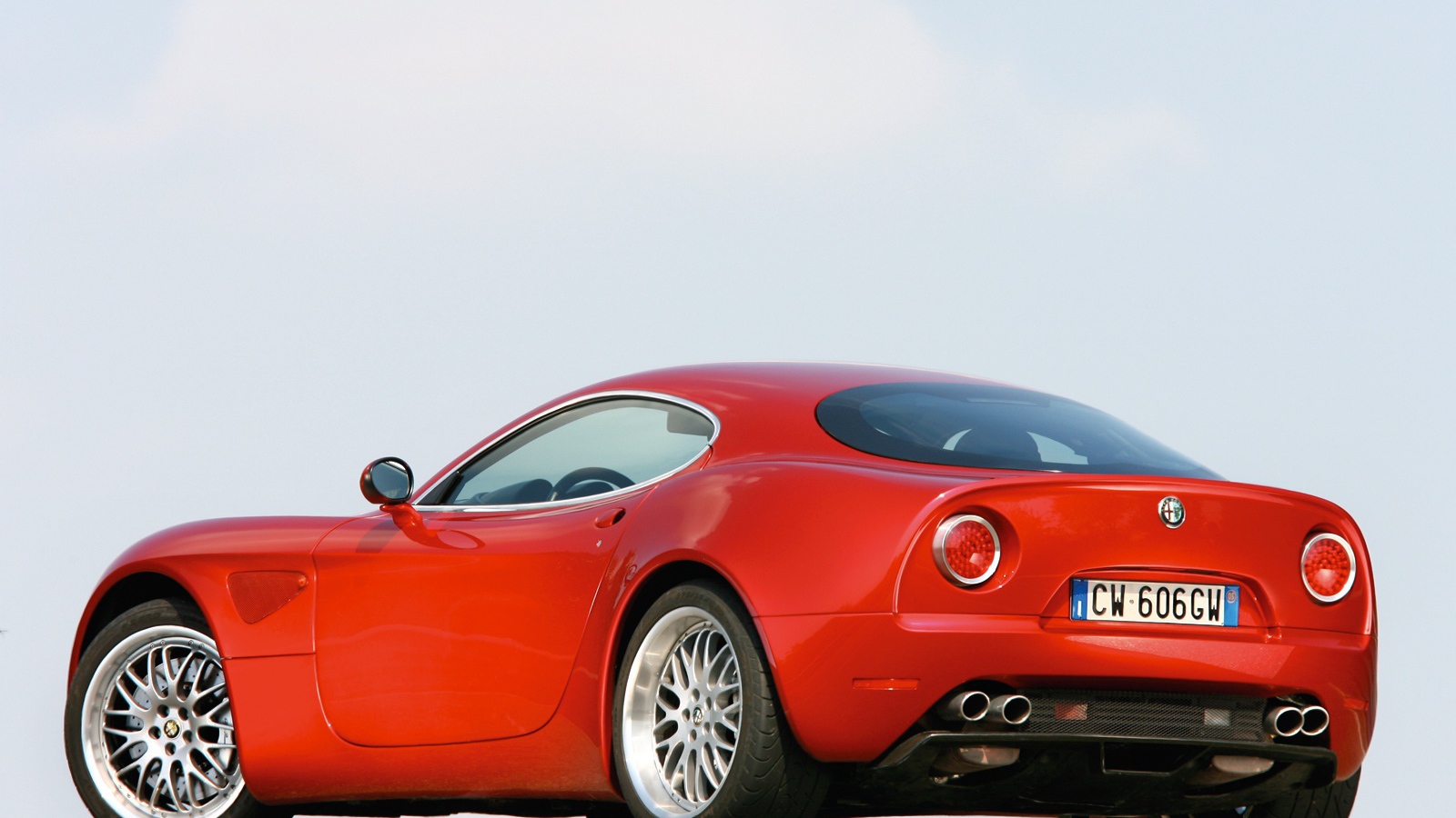 Автомобиль Alfa Romeo 8c competizione на дороге