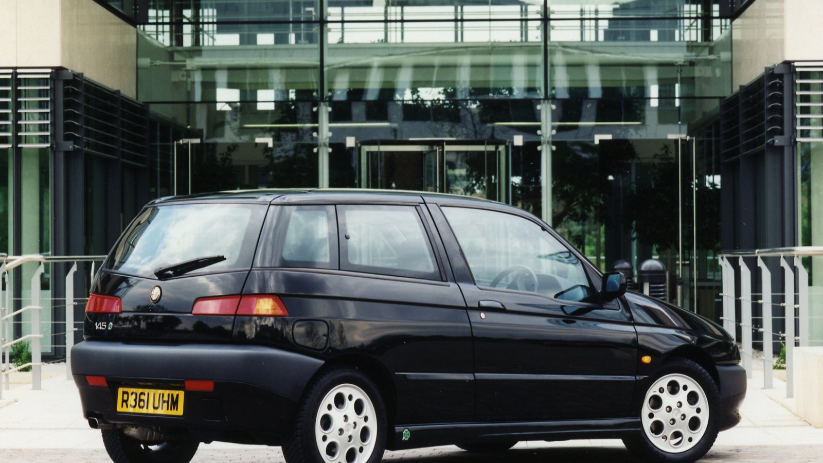 Автомобиль марки Alfa Romeo модели 145