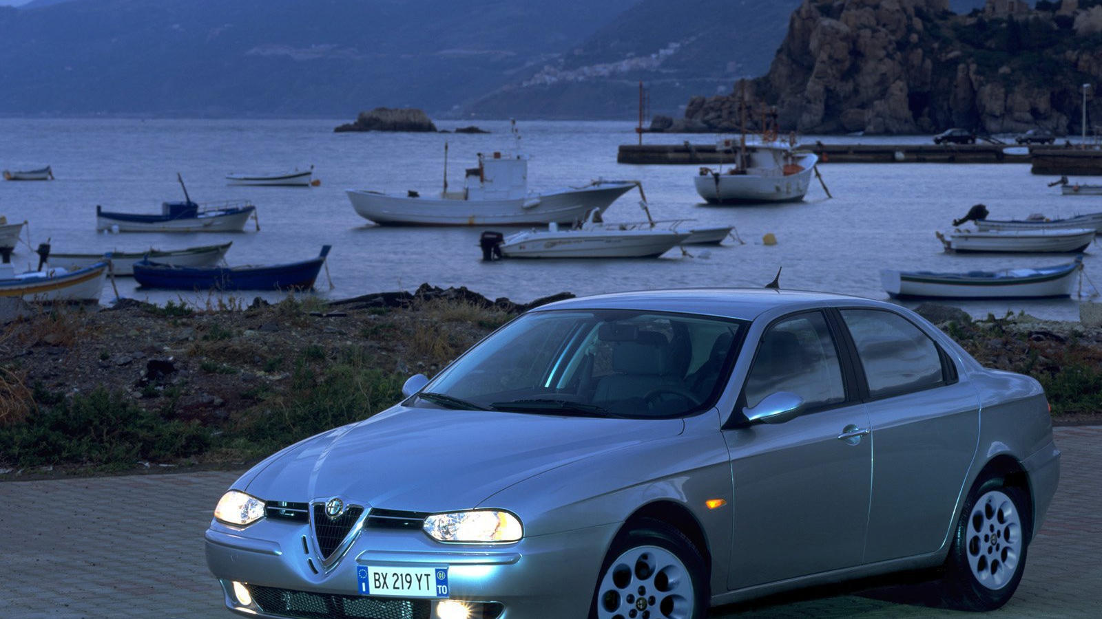 Автомобиль марки Alfa Romeo модели 156