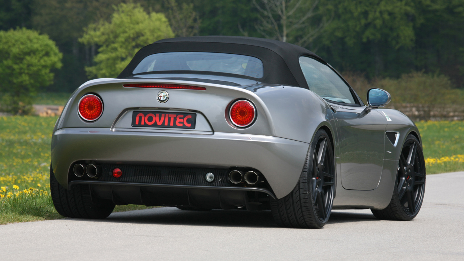 Автомобиль марки Alfa Romeo модели 8c spider