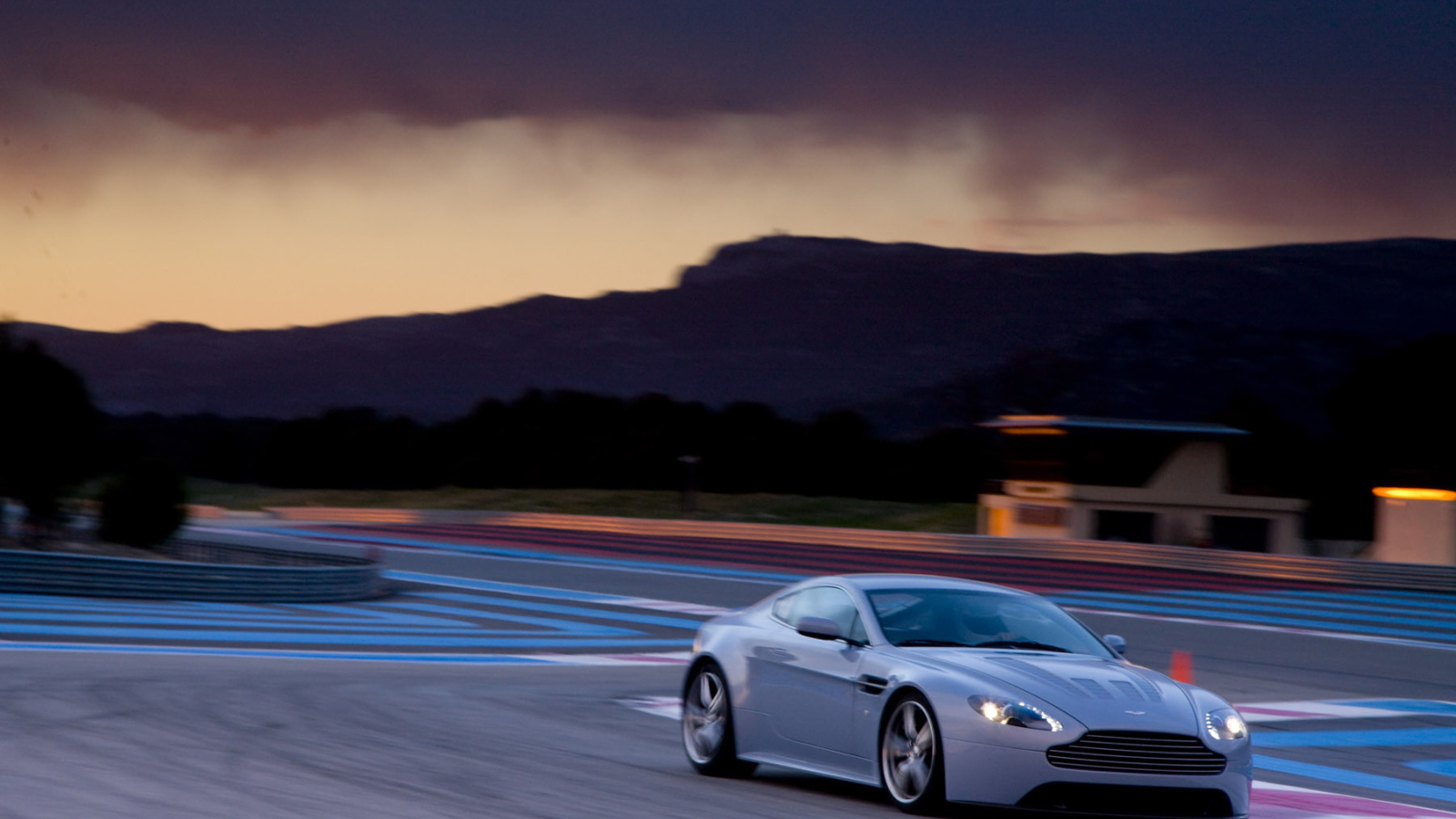 Автомобиль Aston Martin v12 на дороге