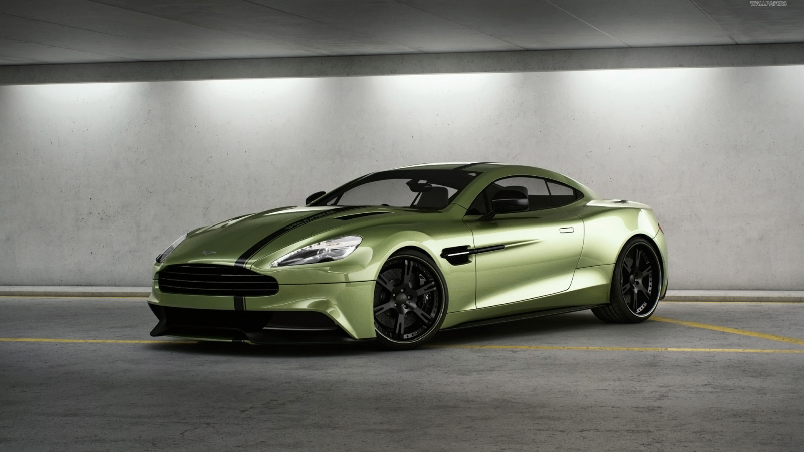 Автомобиль Aston Martin vanquish на дороге
