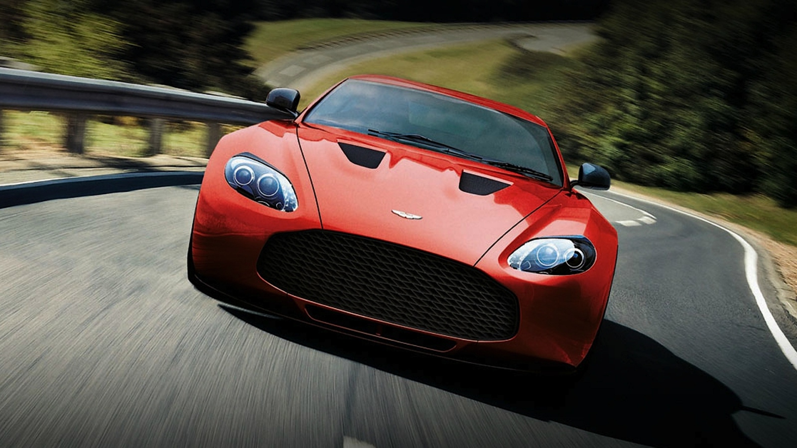 Автомобиль Aston Martin zagato на дороге