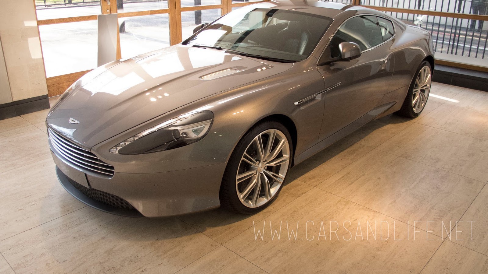 Красивый автомобиль Aston Martin aspire