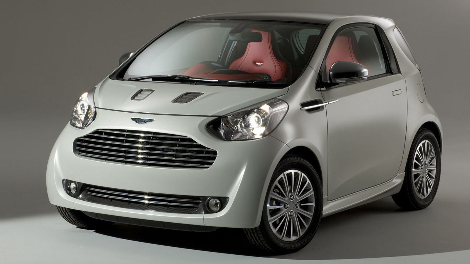 Красивый автомобиль Aston Martin cygnet
