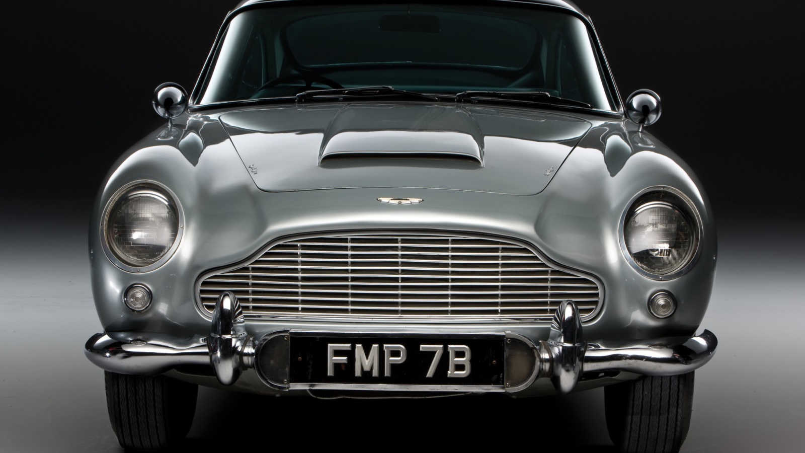 Красивый автомобиль Aston Martin db5