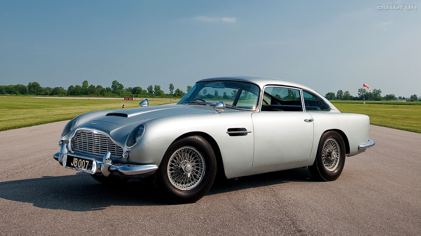 Красивый автомобиль Aston Martin db5 в Москве