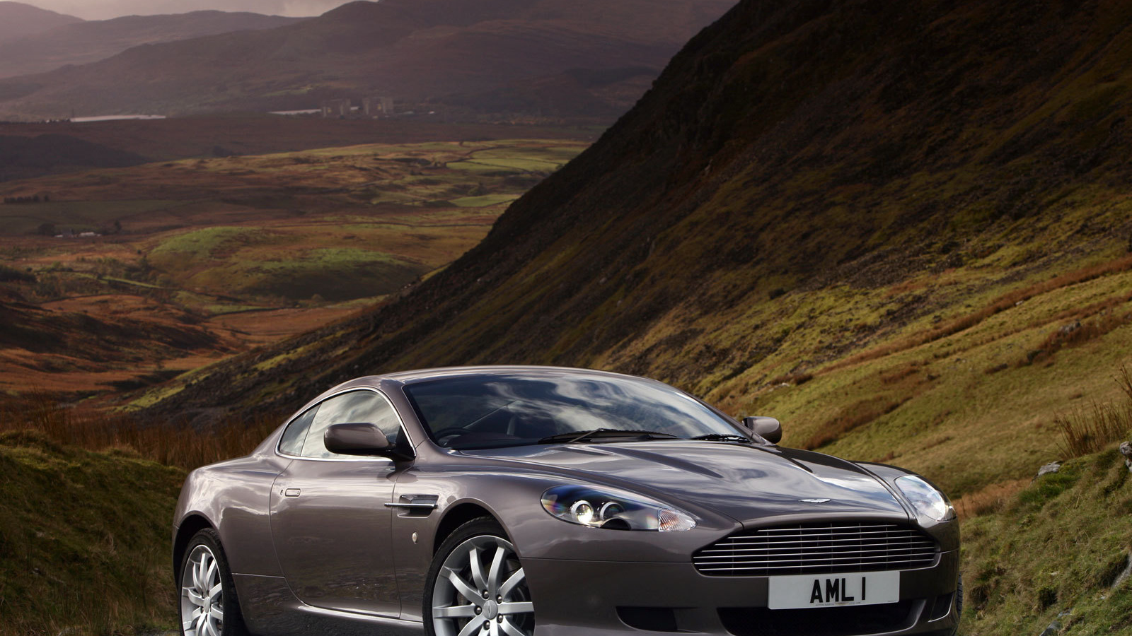 Красивый автомобиль Aston Martin db9 в Москве