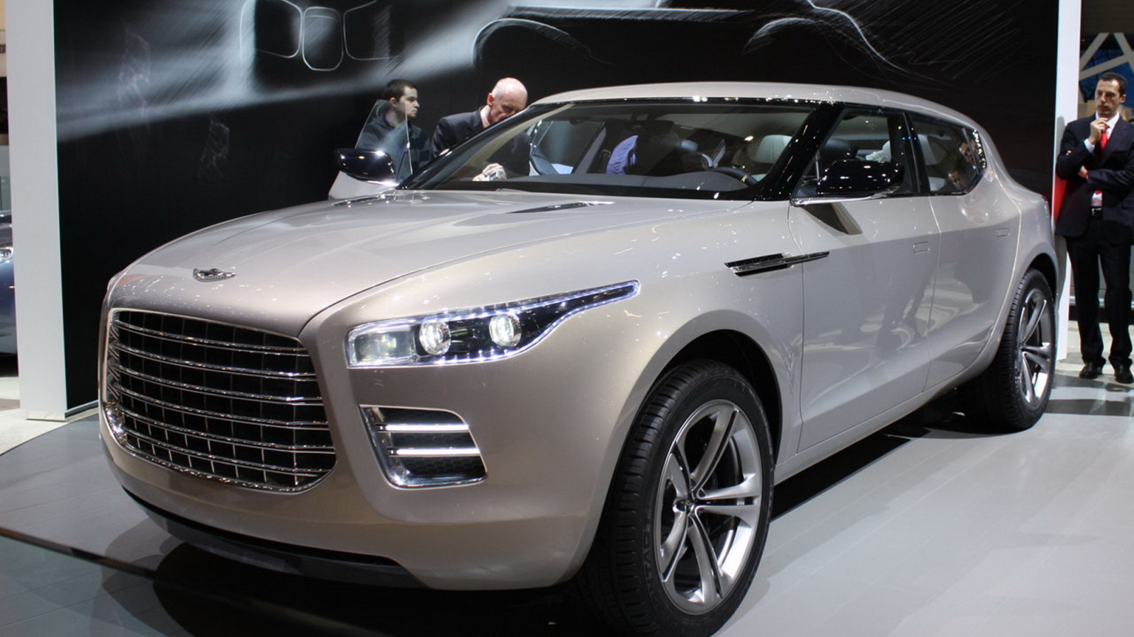 Красивый автомобиль Aston Martin lagonda