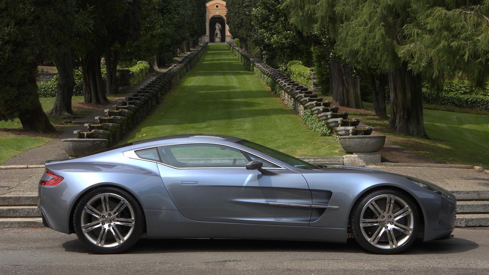 Красивый автомобиль Aston Martin one 77
