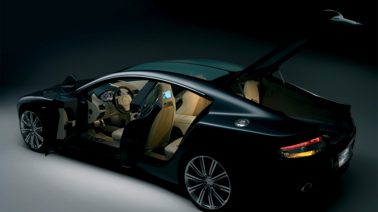 Красивый автомобиль Aston Martin rapide в Москве