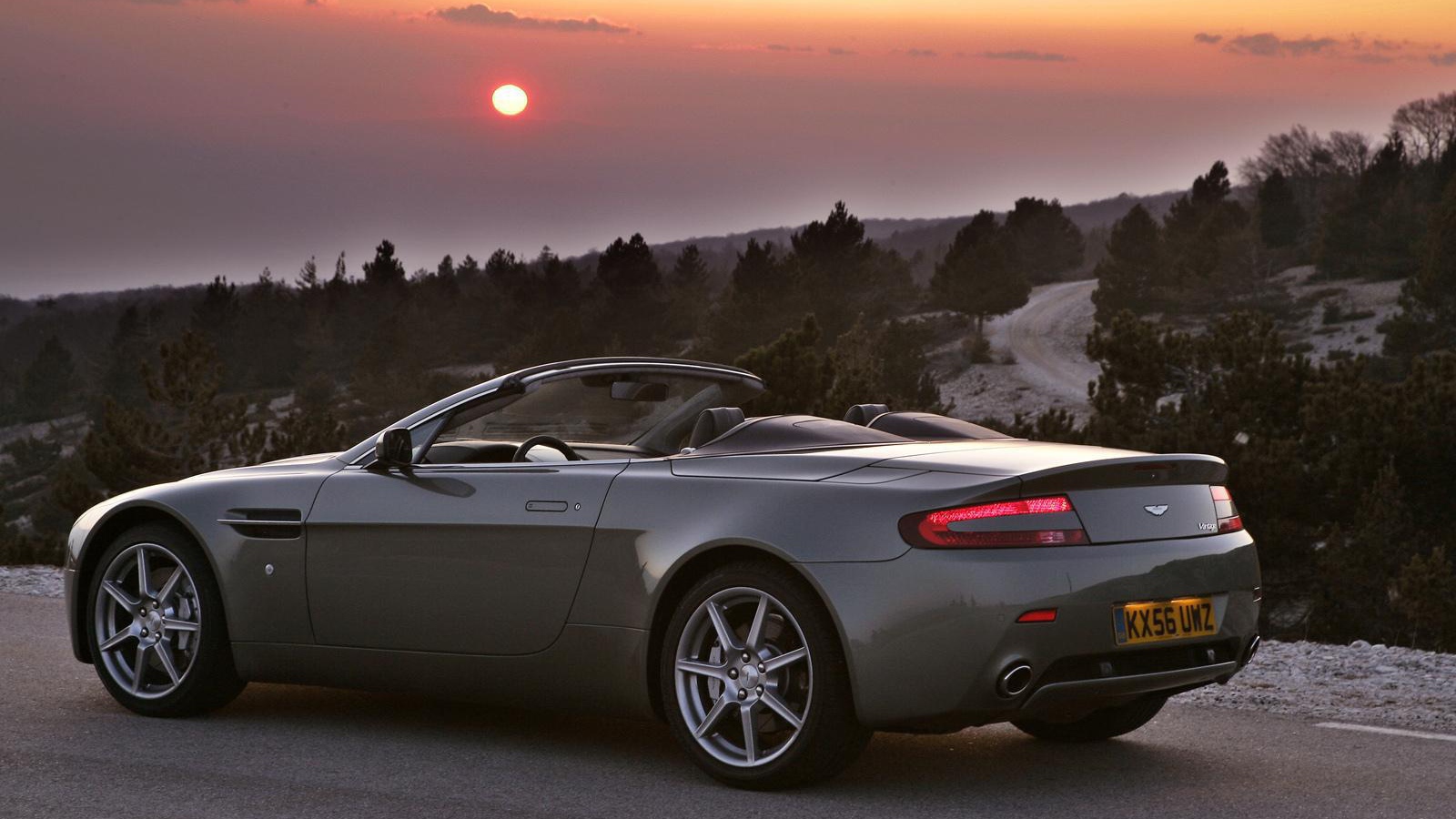 Красивый автомобиль Aston Martin v8 vantage в Москве