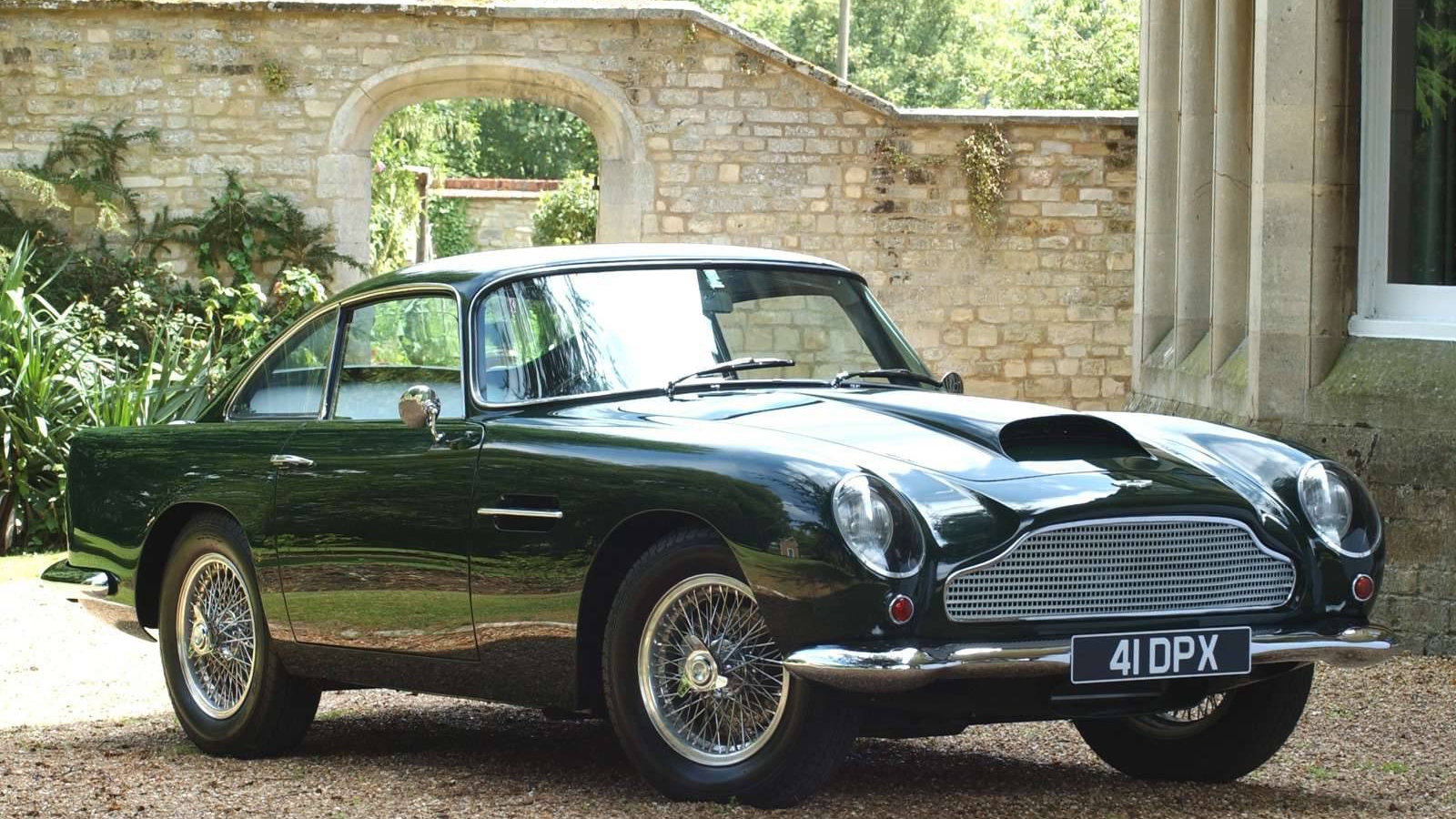 Автомобиль Aston Martin db4 на дороге