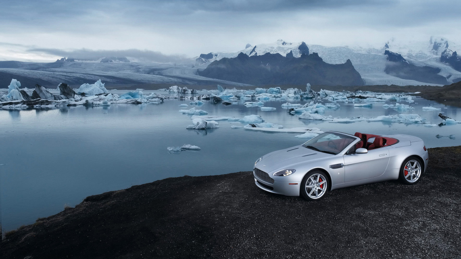 Автомобиль Aston Martin v8 vantage на дороге