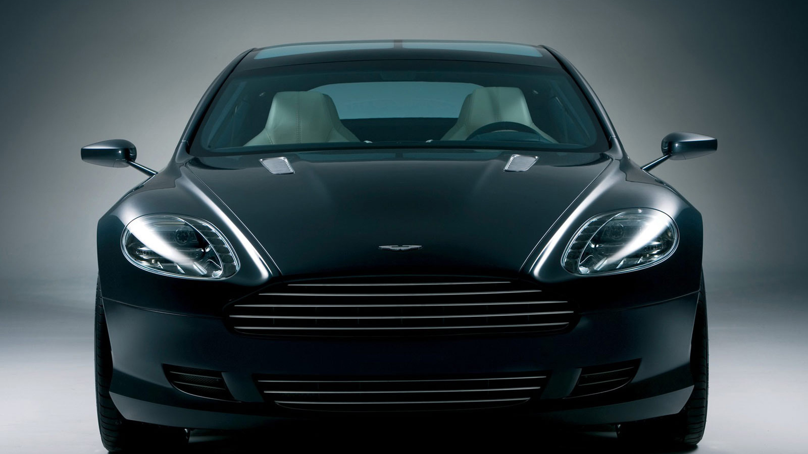 Автомобиль марки Aston Martin модели rapide