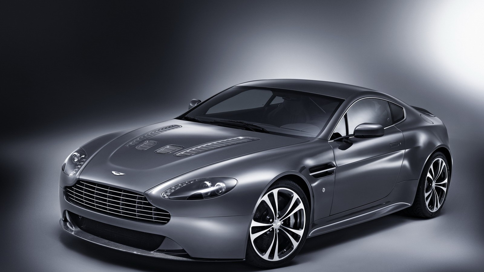 Car design Aston Martin v8 vantage 