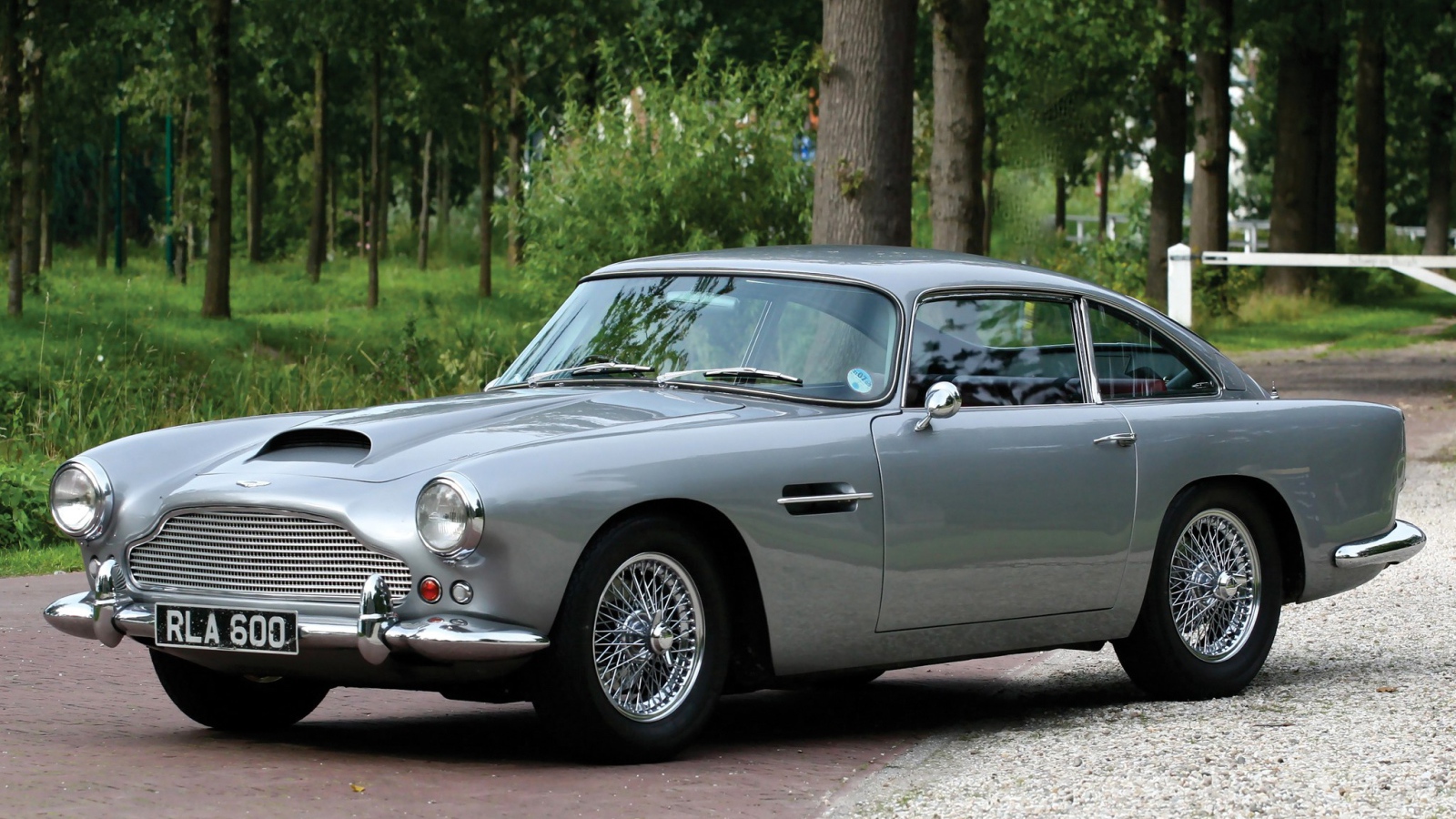 Новый автомобиль Aston Martin db4