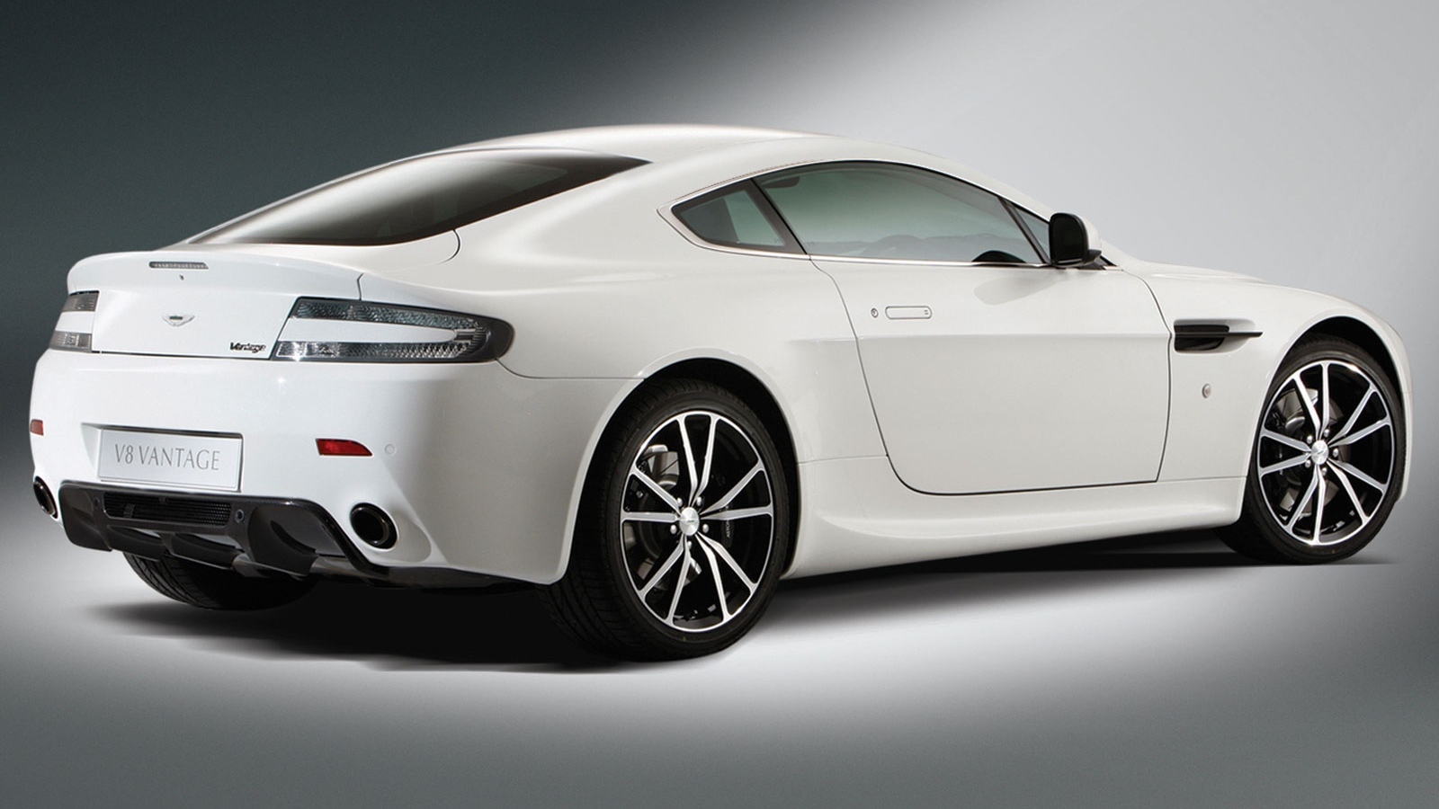 Фото автомобиля Aston Martin v8 vantage