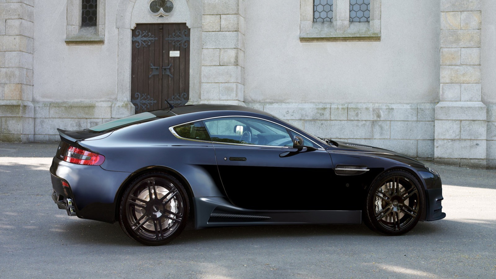 Надежный автомобиль Aston Martin mansory