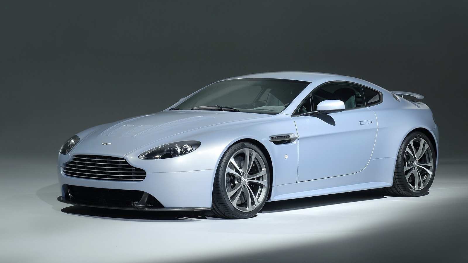 Надежная машина Aston Martin v12