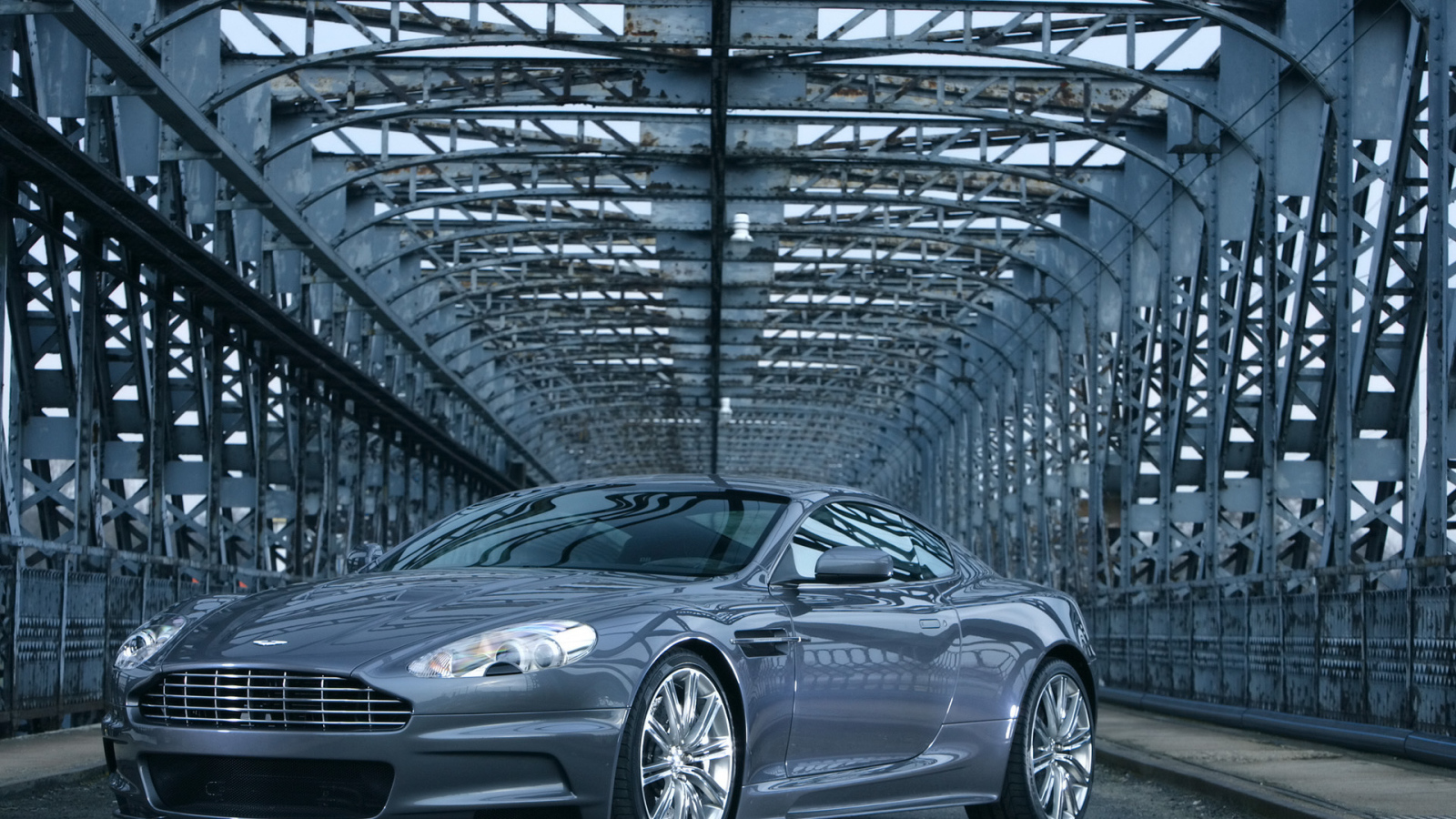 Тест драйв автомобиля Aston Martin dbs