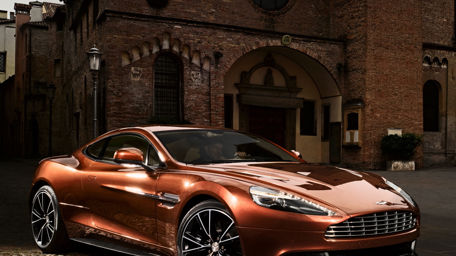 Новая машина Aston Martin vanquish
