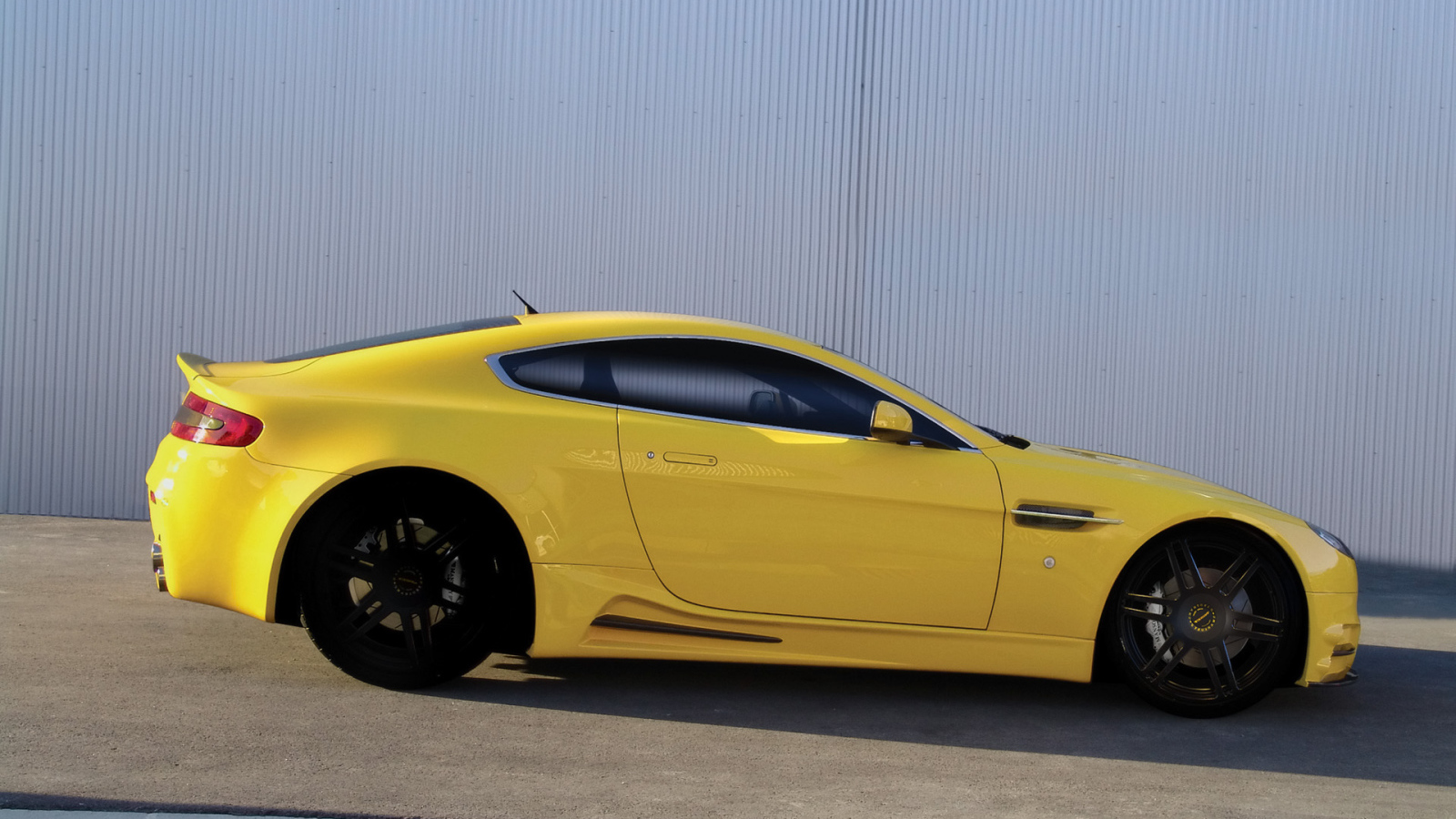 Надежная машина Aston Martin mansory