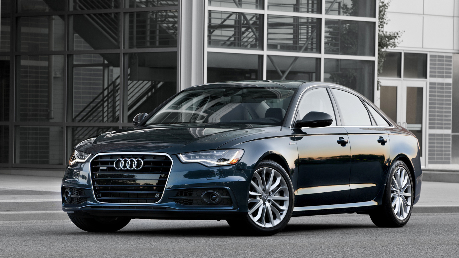 Автомобиль Audi a6 на дороге