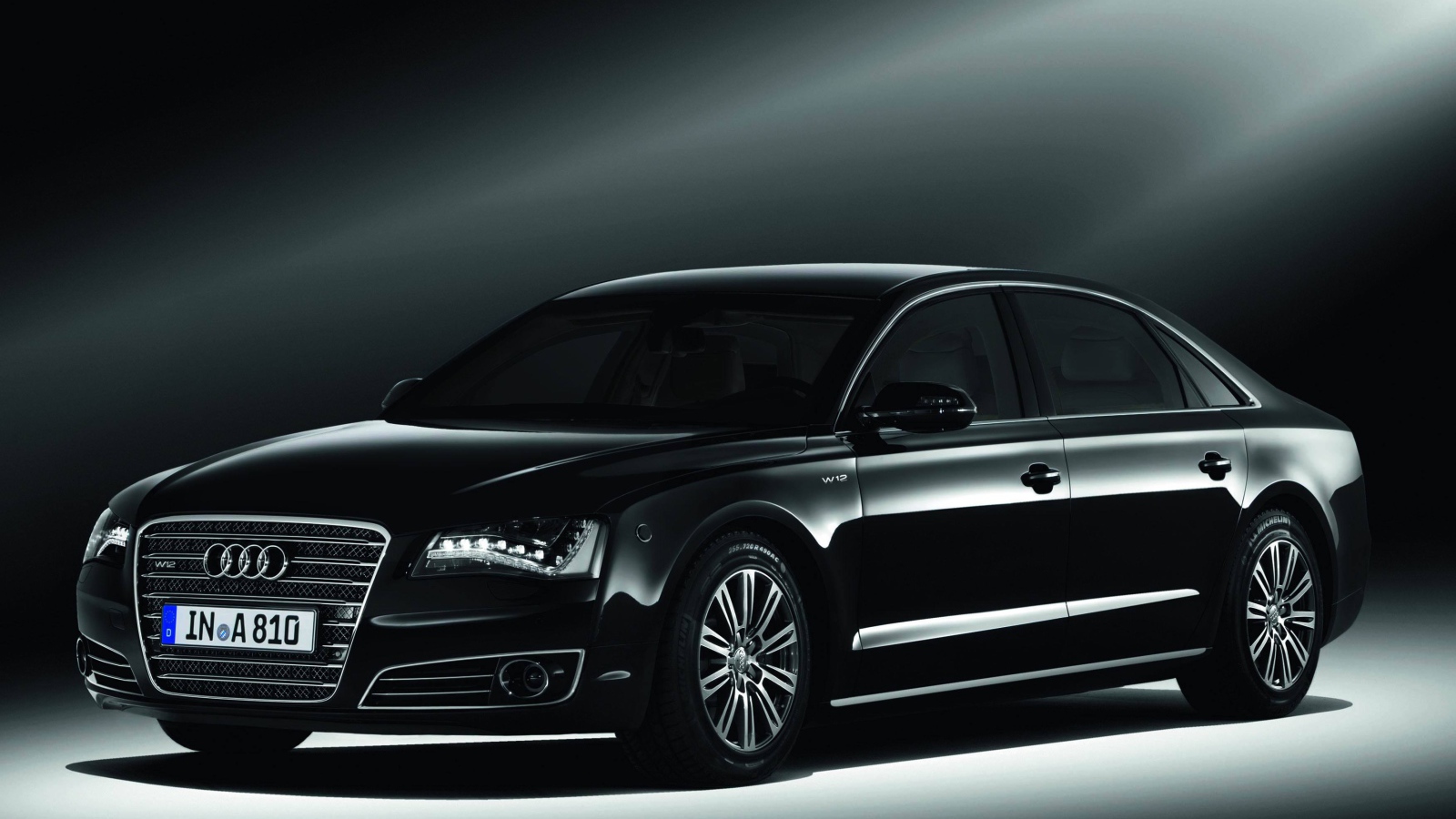 Автомобиль Audi a8 на дороге