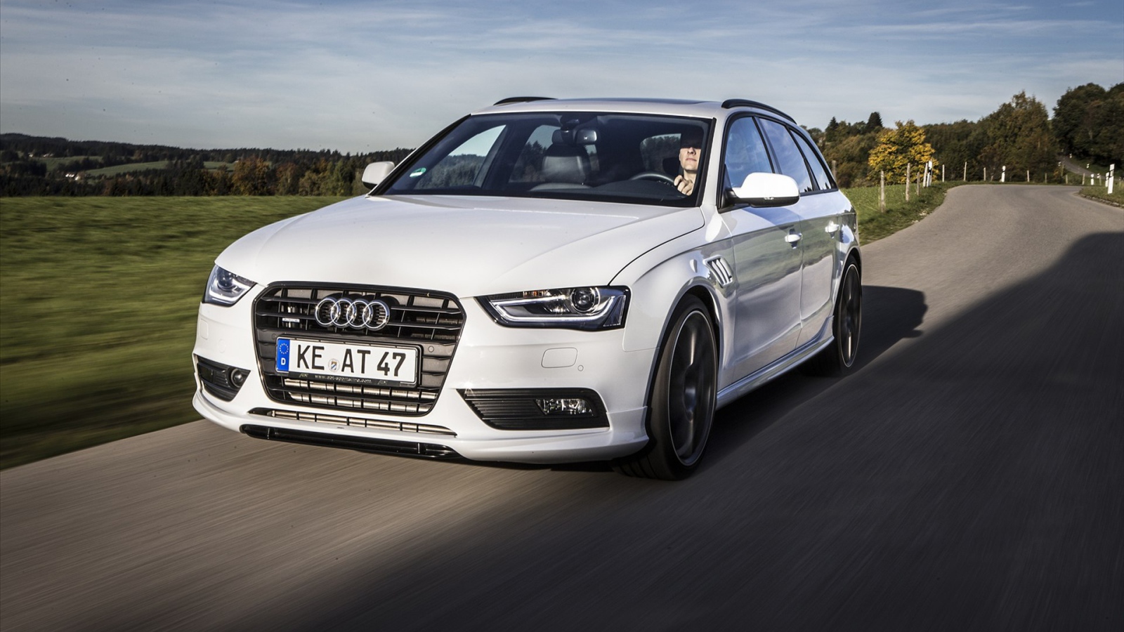 Автомобиль Audi avant на дороге