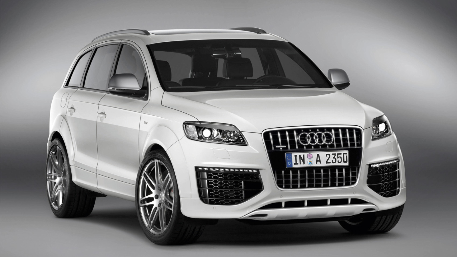 Автомобиль Audi q5 на дороге