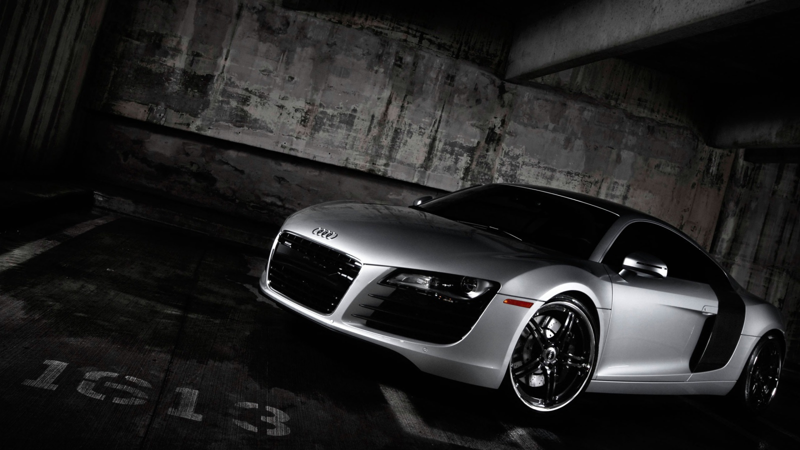 Автомобиль Audi r8 на дороге