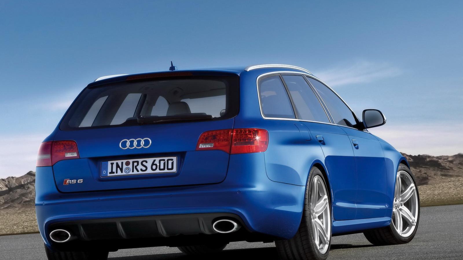 Автомобиль Audi rs6 на дороге