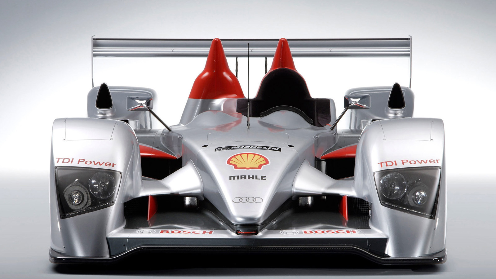 Автомобиль Audi tdi на дороге