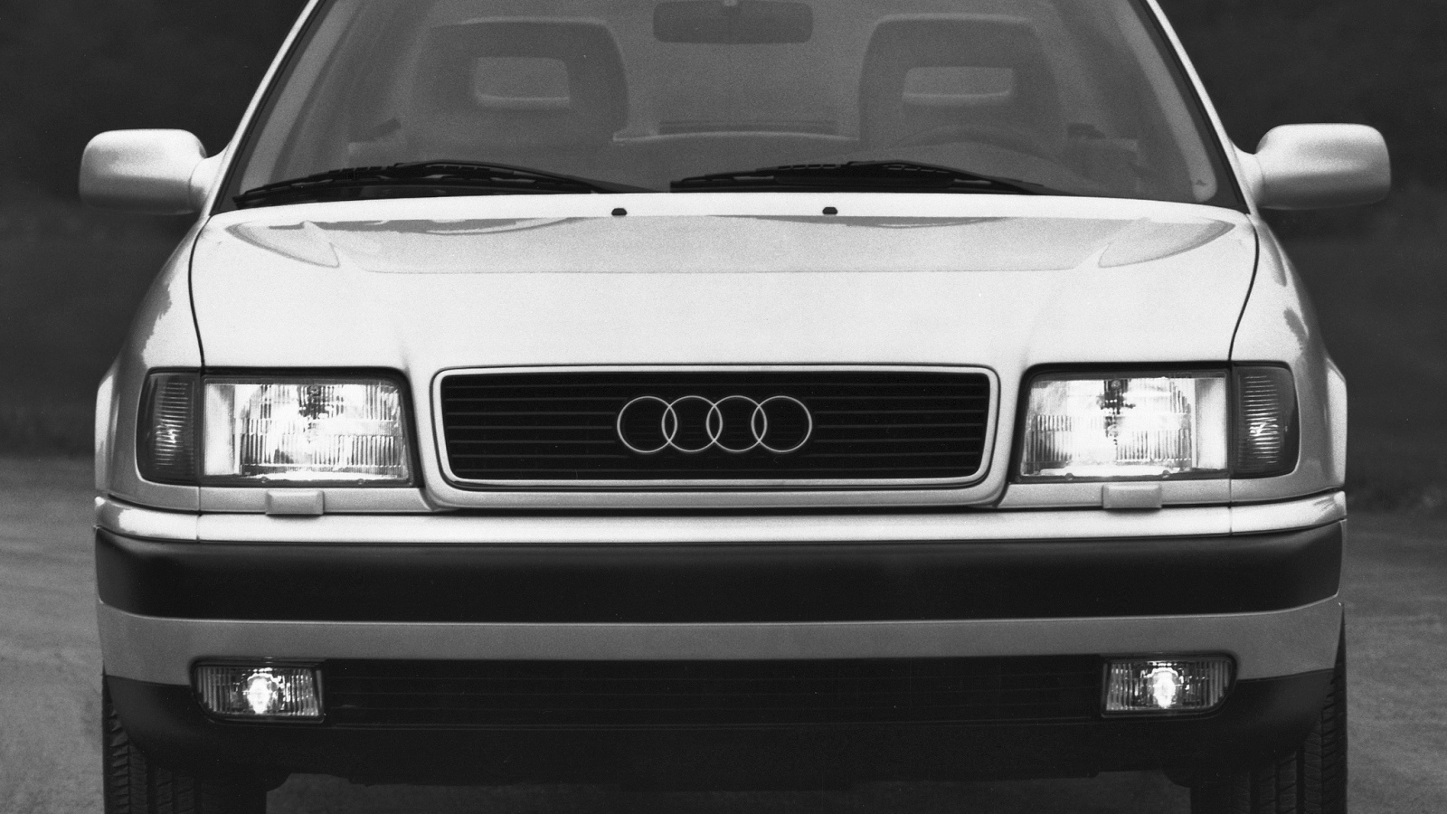 Красивый автомобиль Audi 100 в Москве