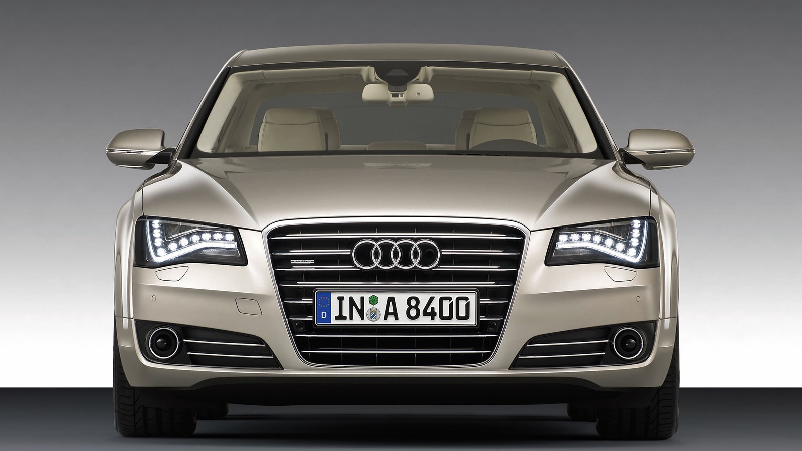 Красивый автомобиль Audi a8 в Москве