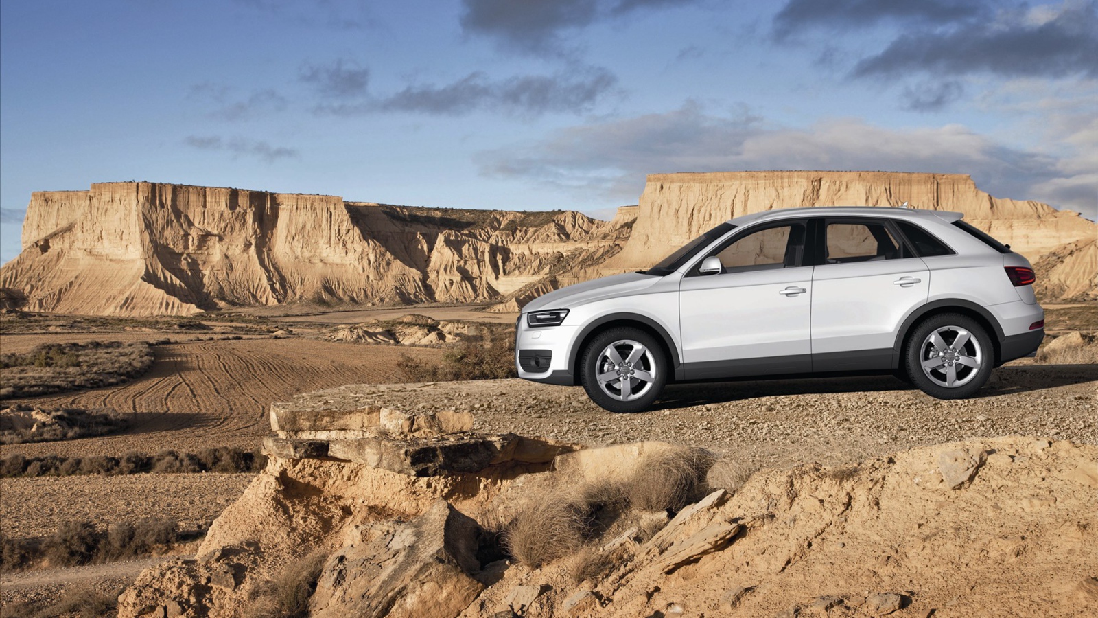 Красивый автомобиль Audi q3