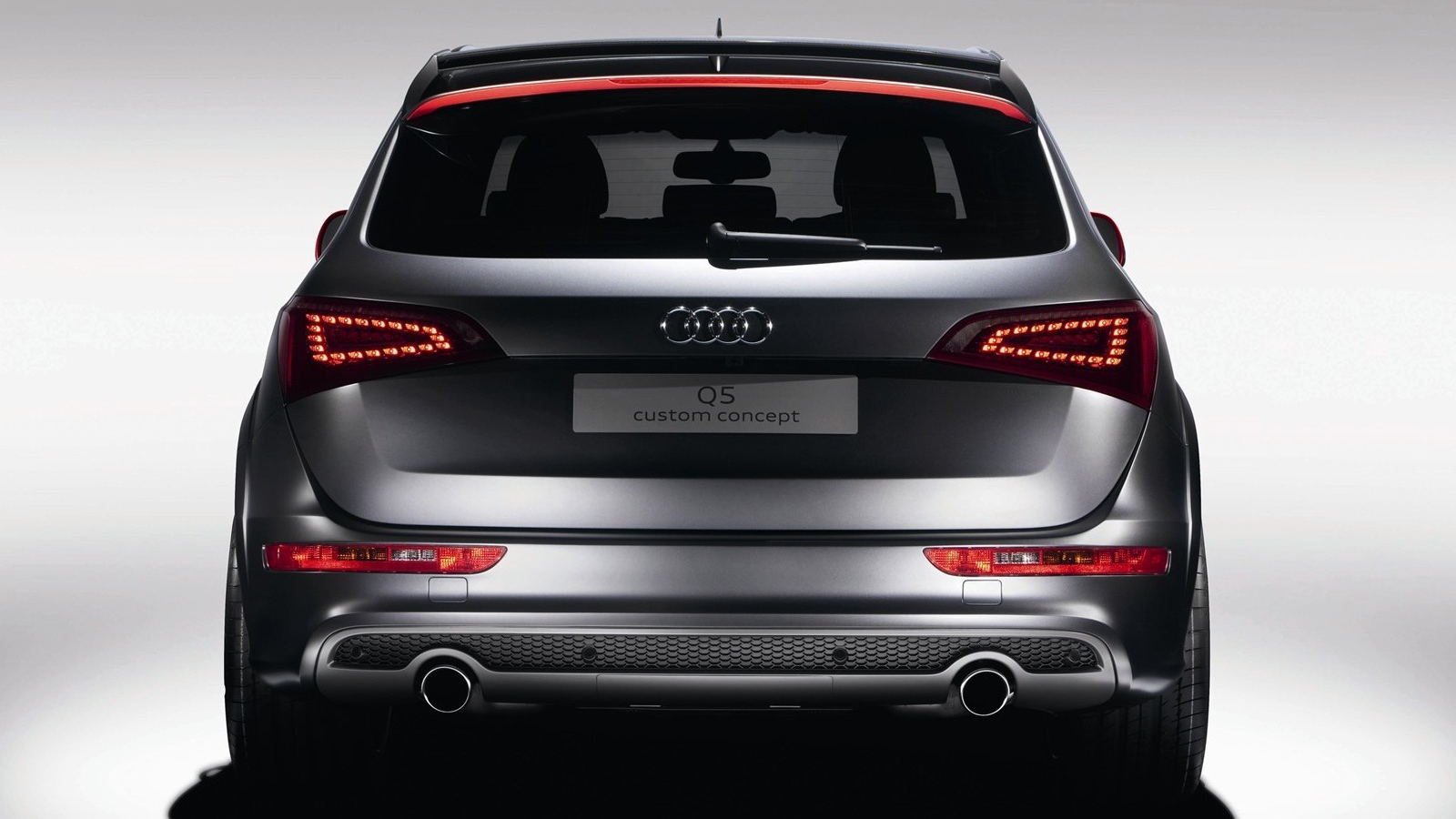 Красивый автомобиль Audi q5 в Москве