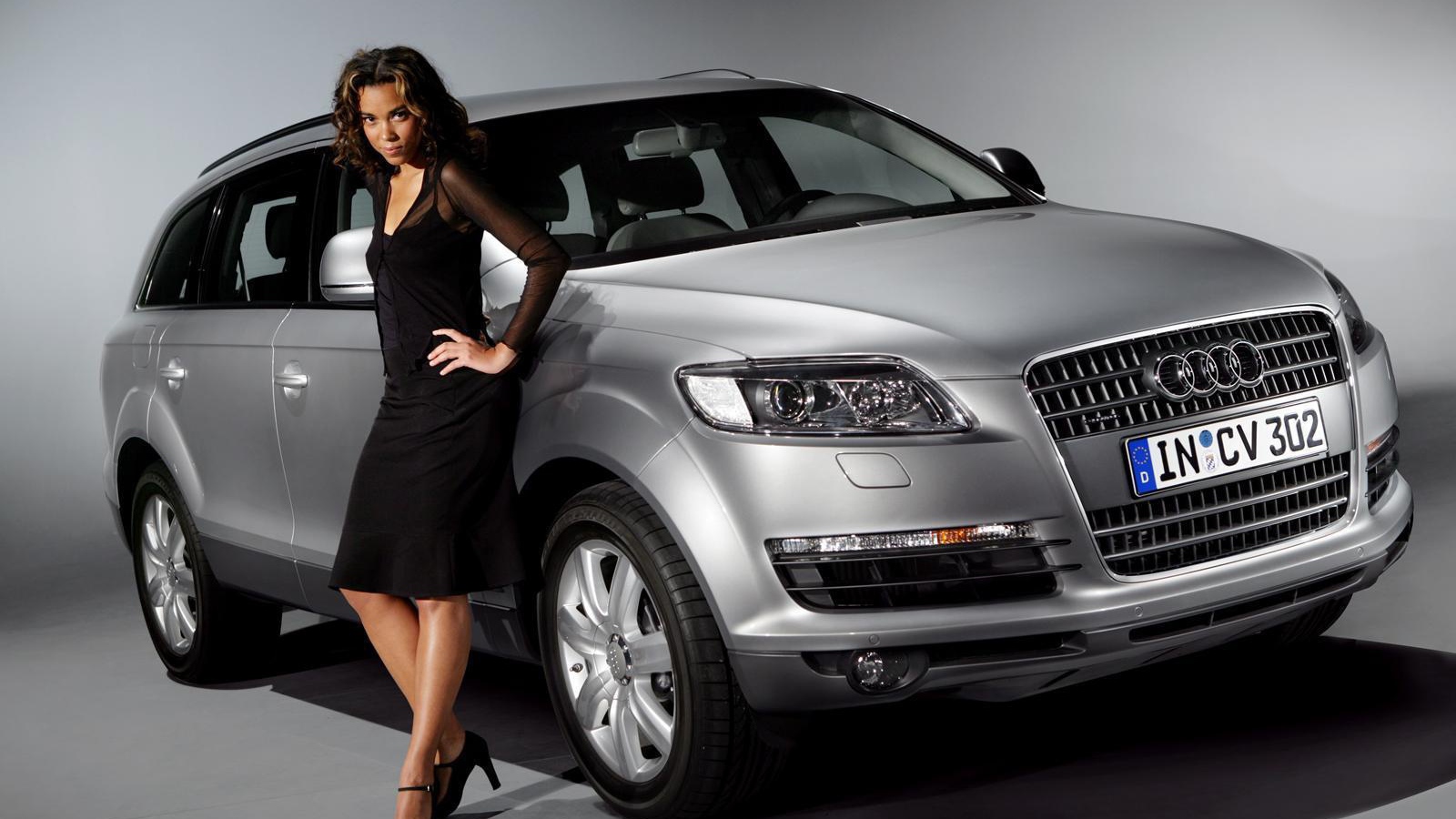 Красивый автомобиль Audi q7 в Москве