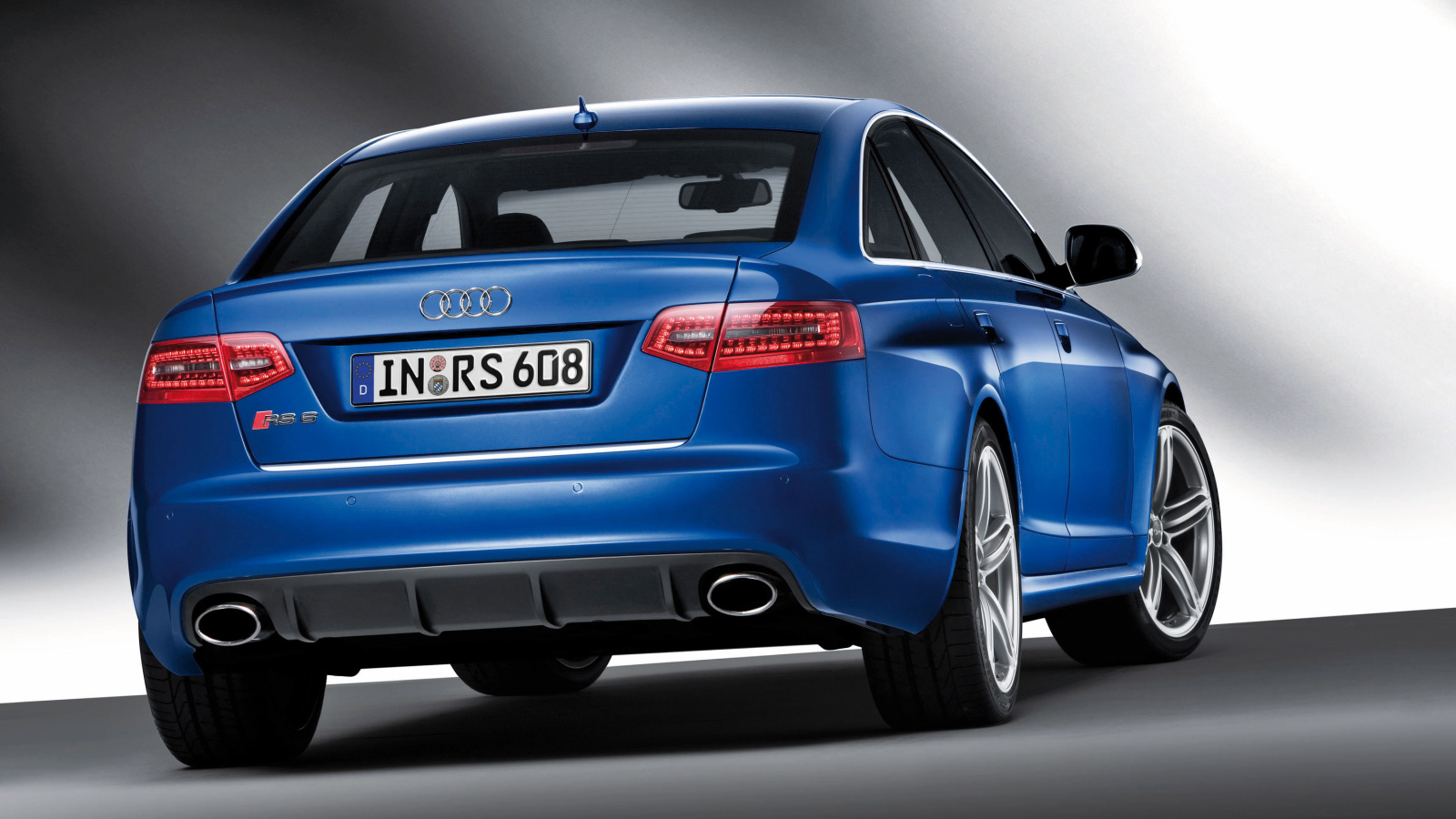 Красивый автомобиль Audi rs6 в Москве