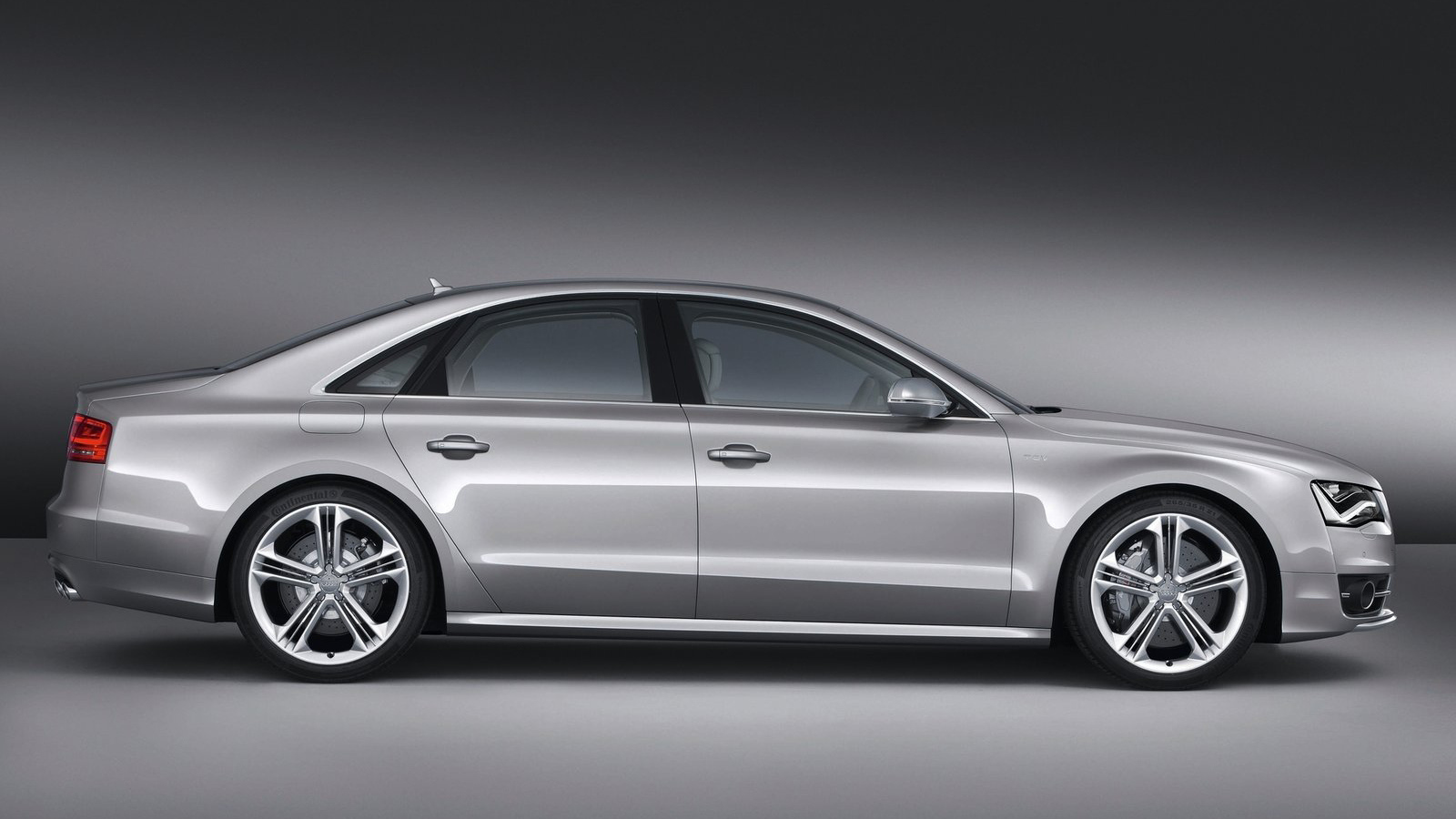 Красивый автомобиль Audi s8 в Москве