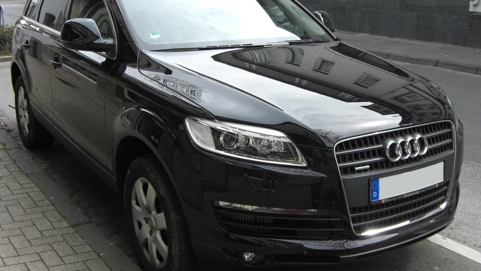 Черный Audi Q7