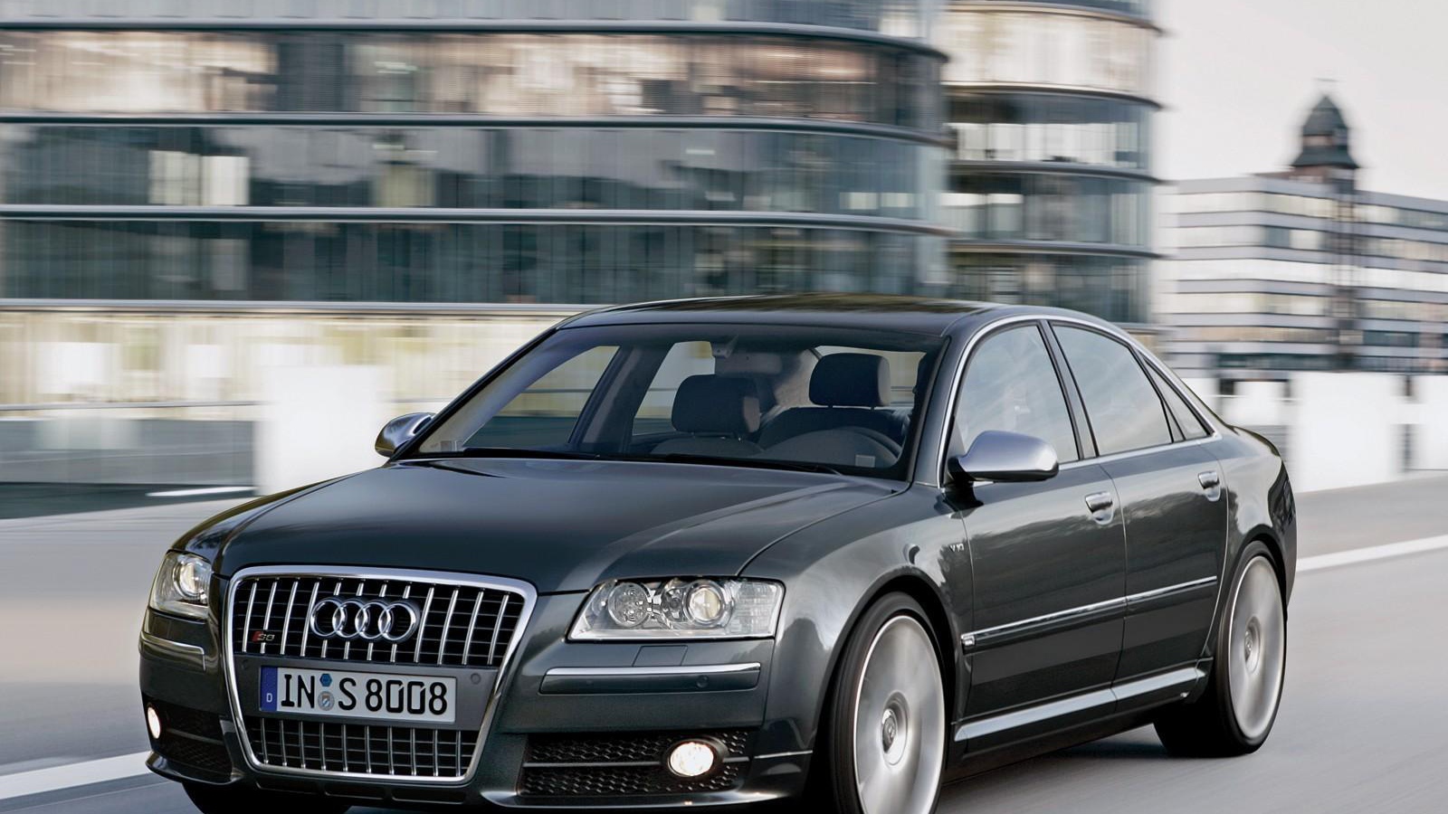 Автомобиль марки Audi модели s8