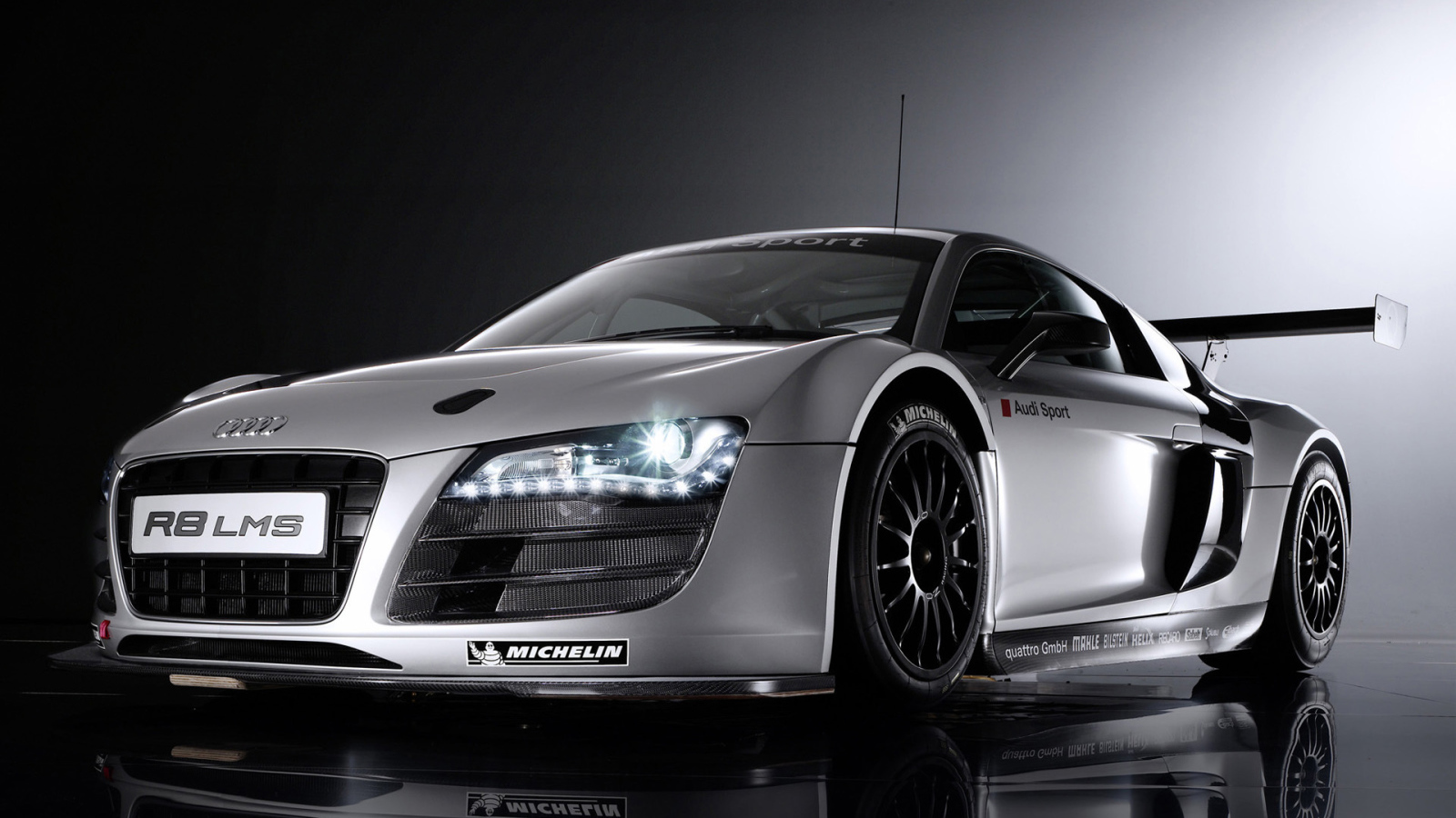 Новая машина Audi r8