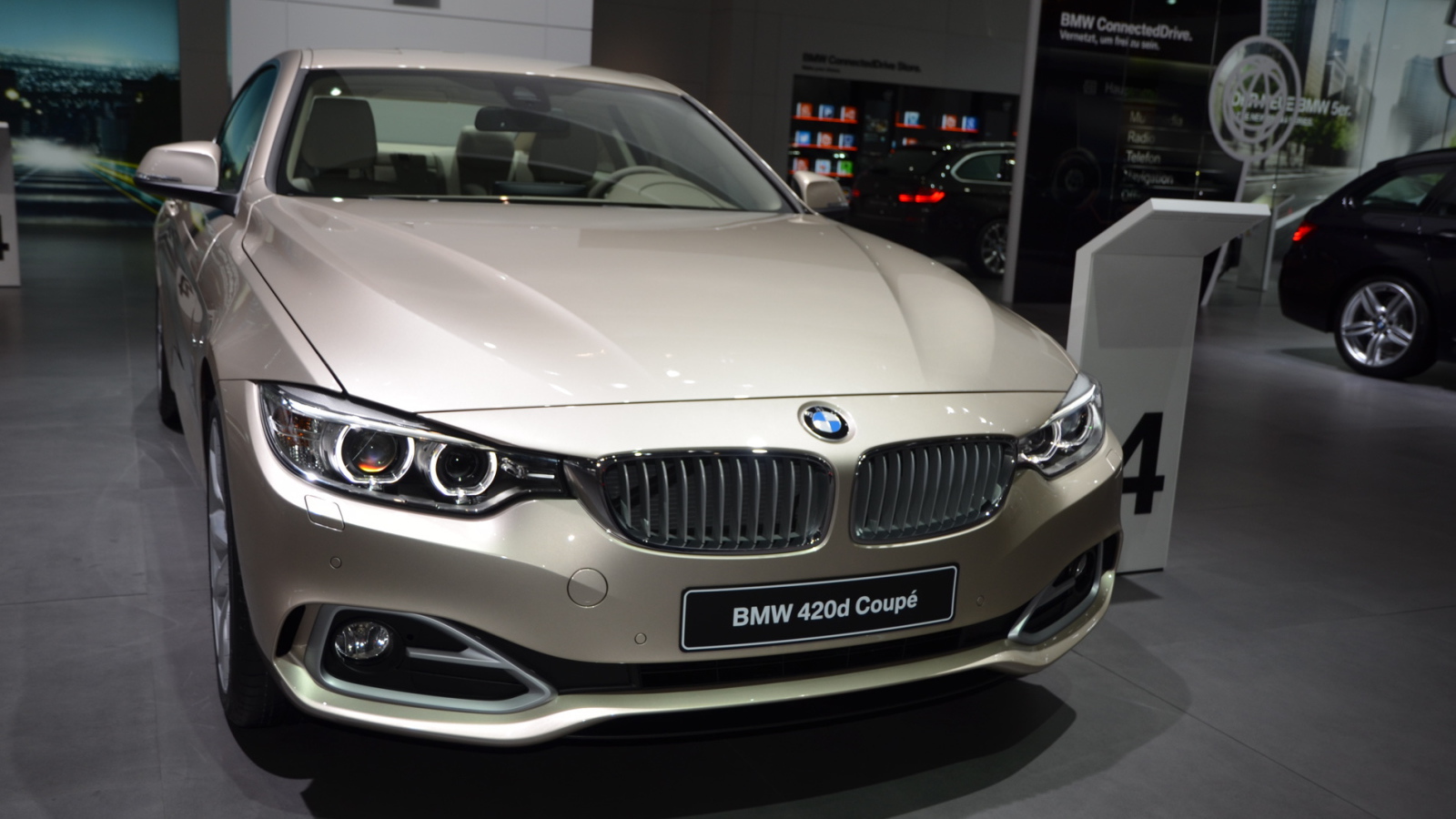 Красивый автомобиль BMW 4-series 2014 года в Москве