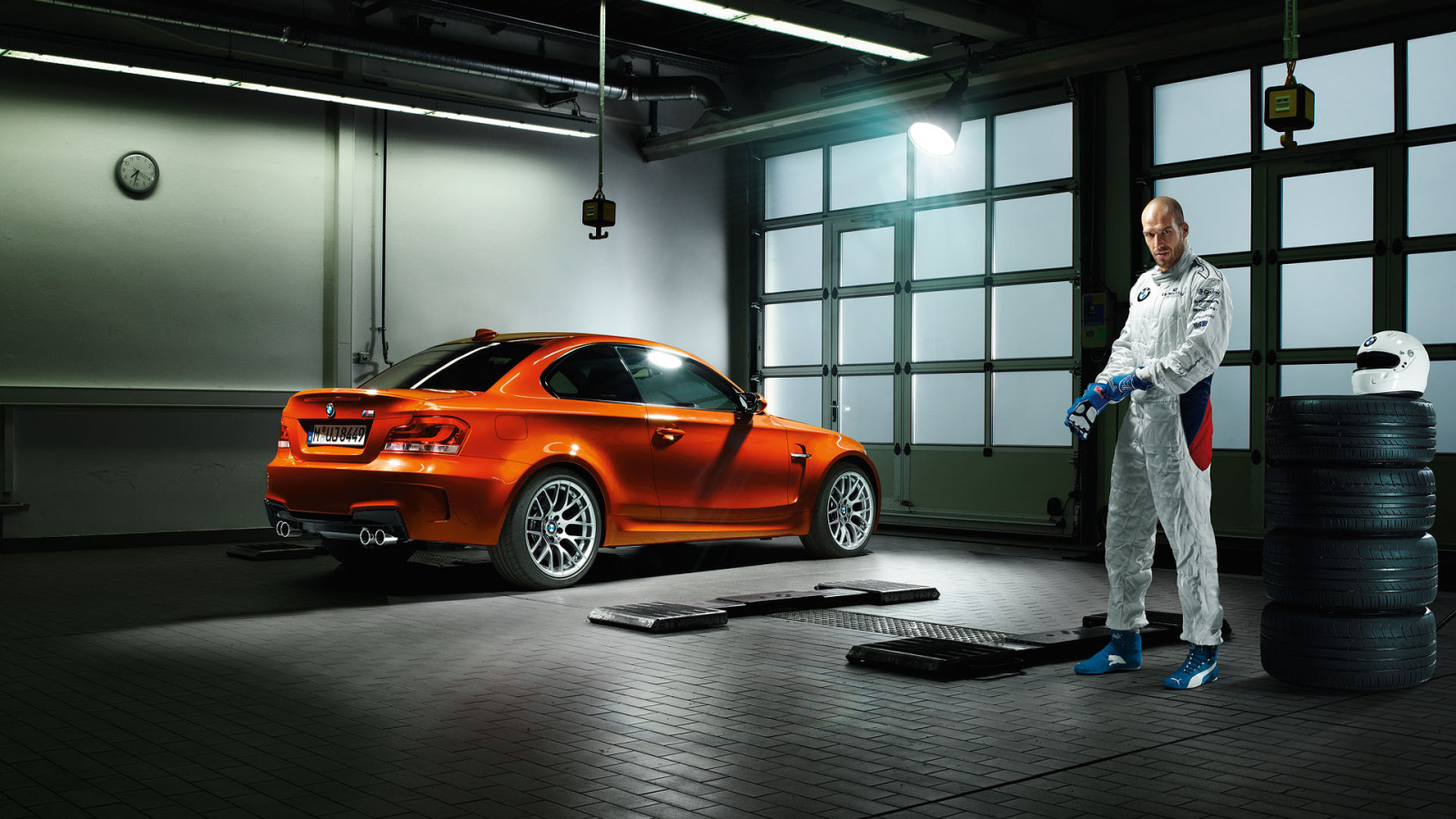 Спортивный BMW и его пилот