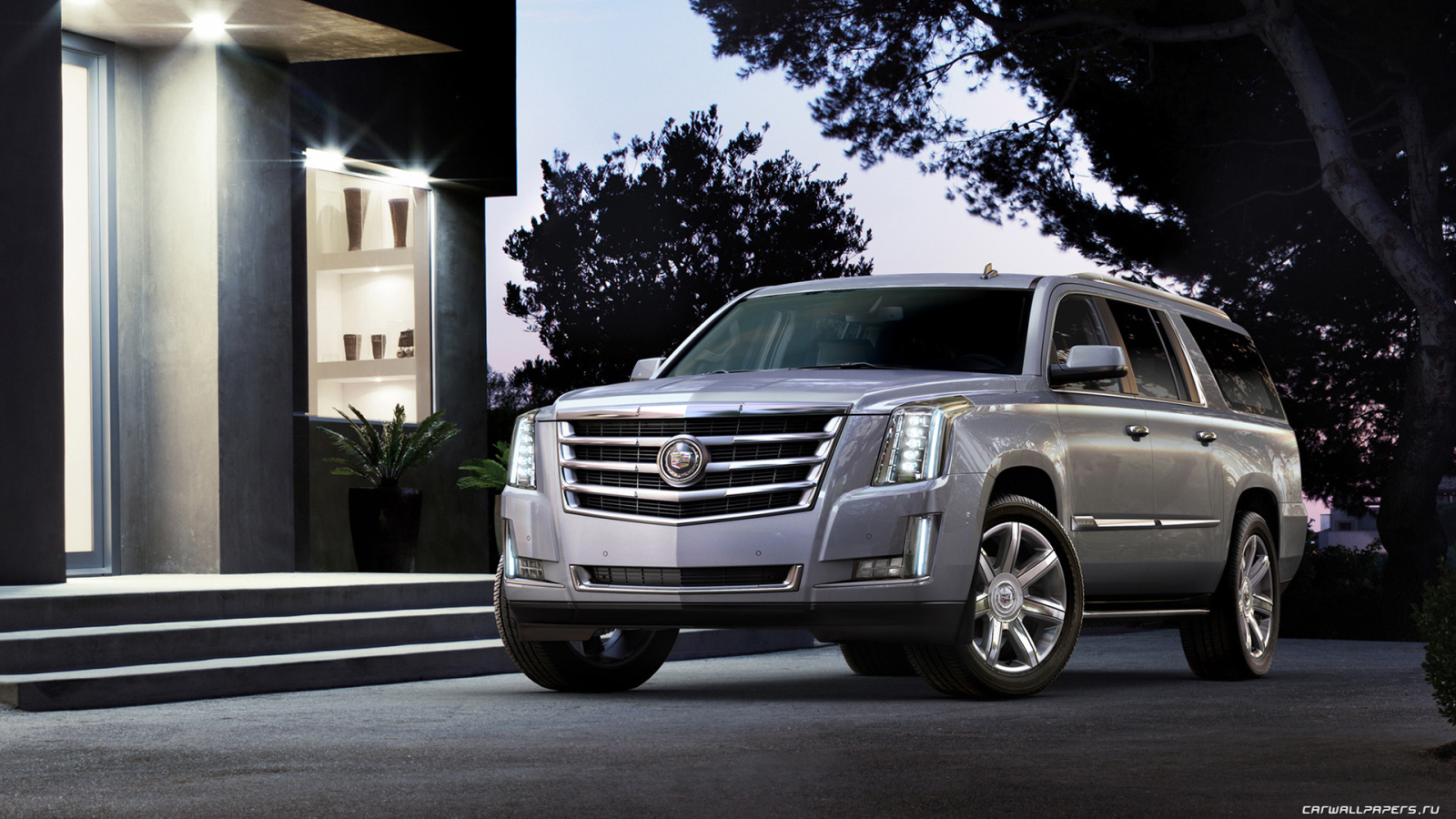 Серебристый Cadillac Escalade 2014