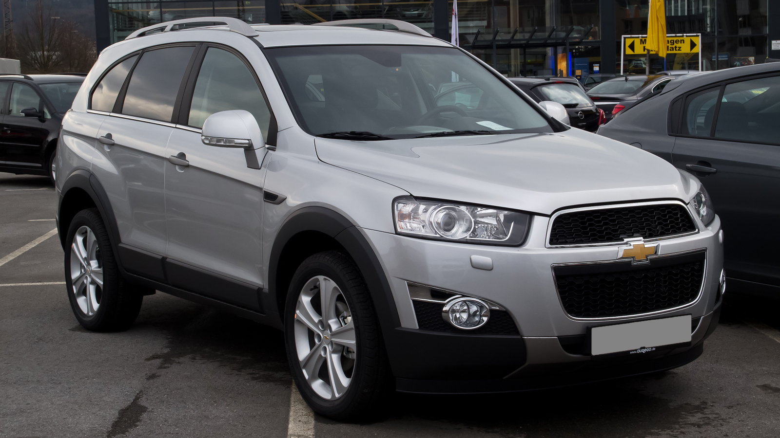 Автомобиль Chevrolet Captiva 2014 на дороге