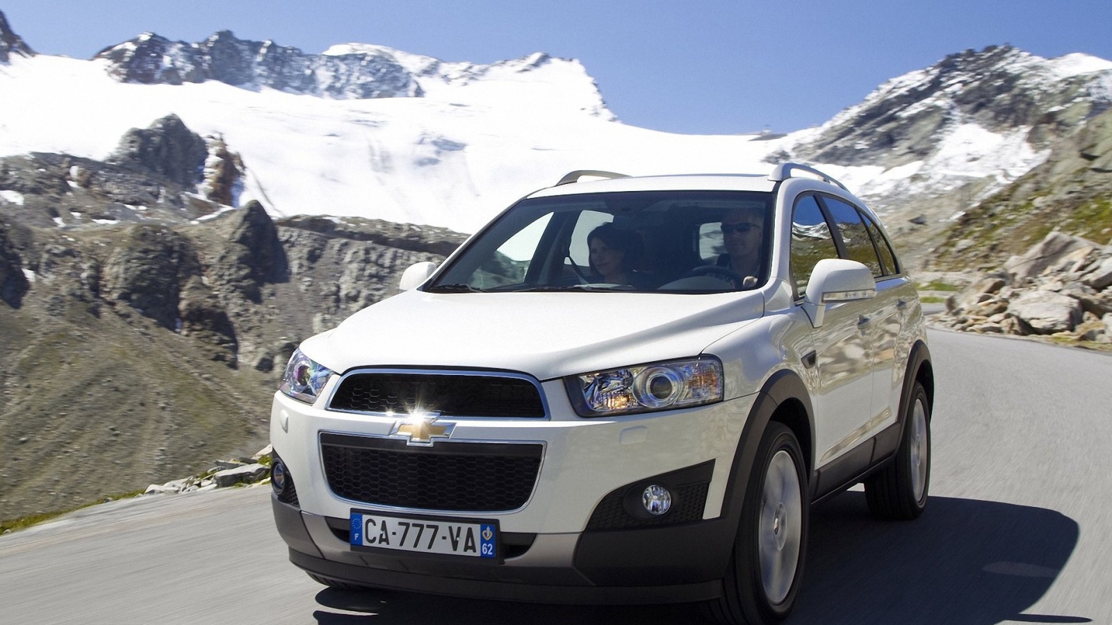 Красивый автомобиль Chevrolet Captiva 2014